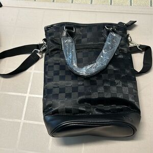 Insulated Vina bag — great for picnic or road trips